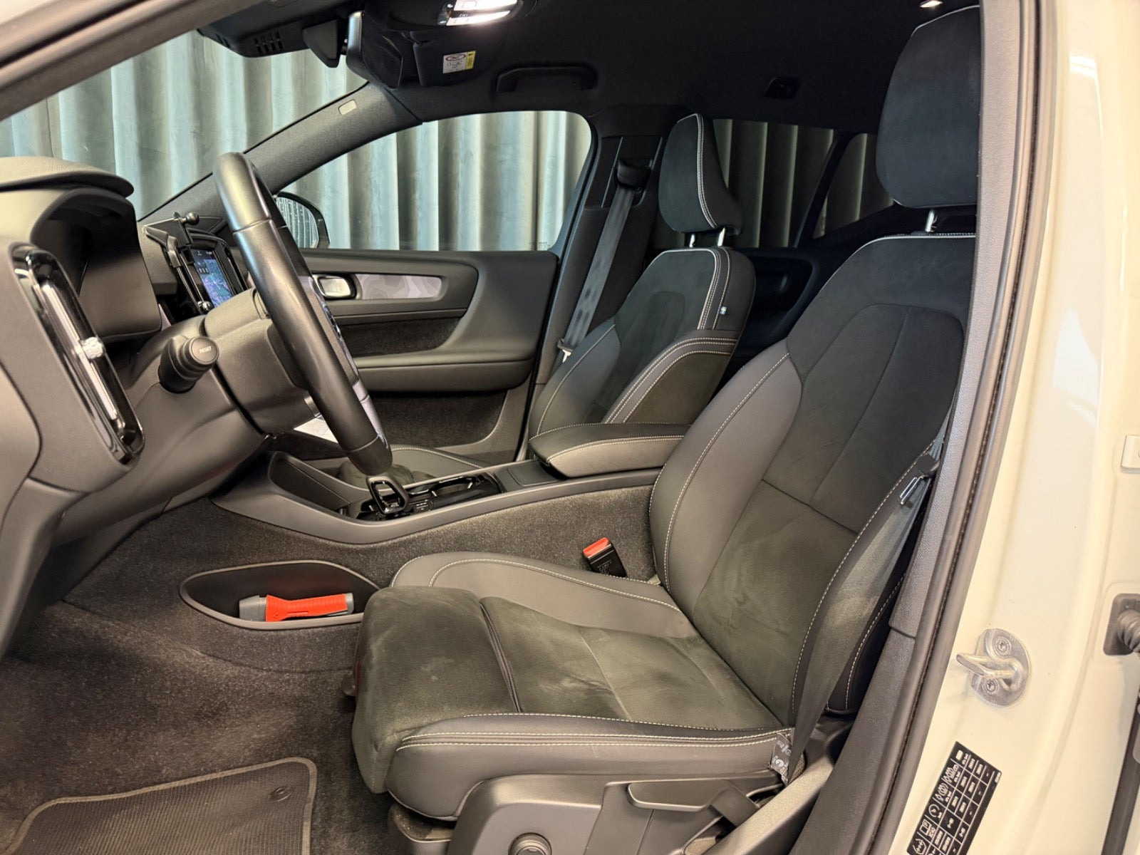 Hvid Volvo XC40 fra 2023