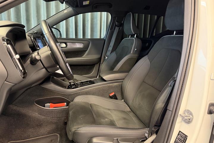 Hvid Volvo XC40 fra 2023