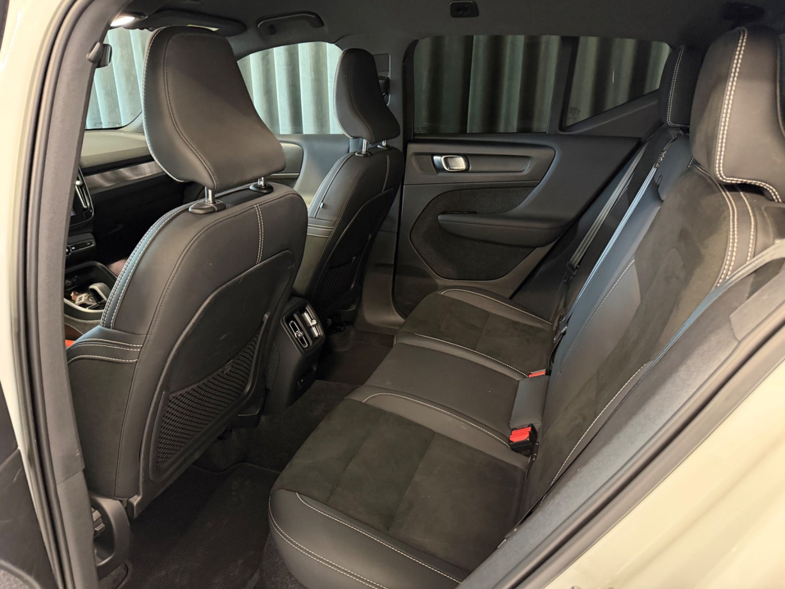 Hvid Volvo XC40 fra 2023