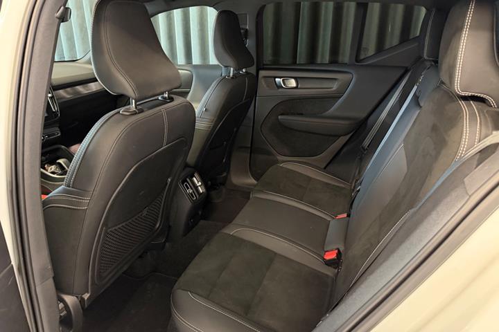 Hvid Volvo XC40 fra 2023