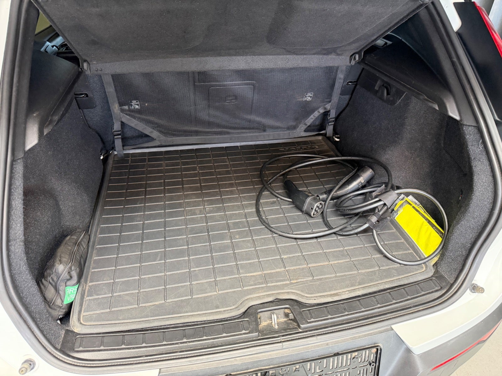 Hvid Volvo XC40 fra 2023