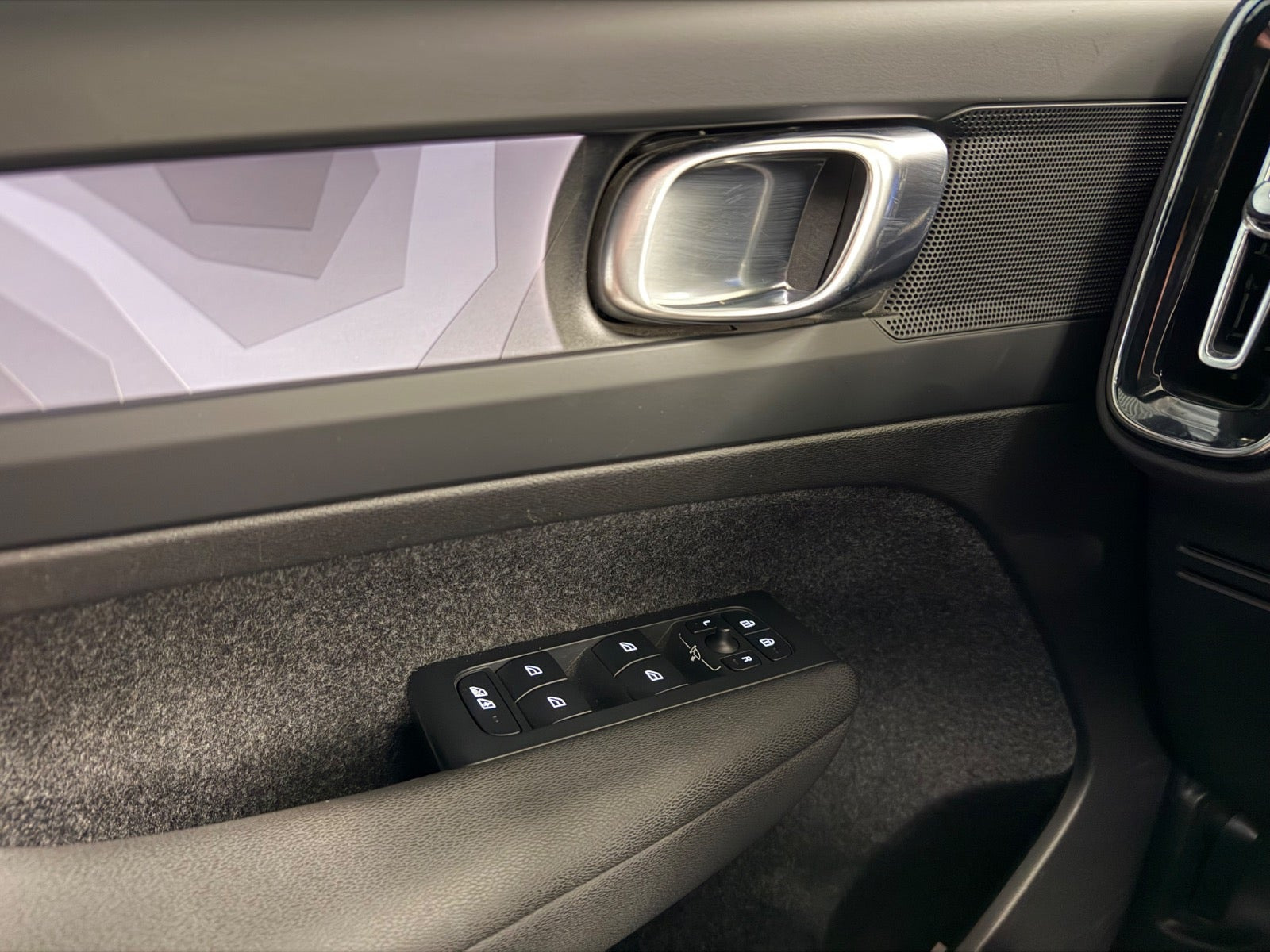 Hvid Volvo XC40 fra 2023