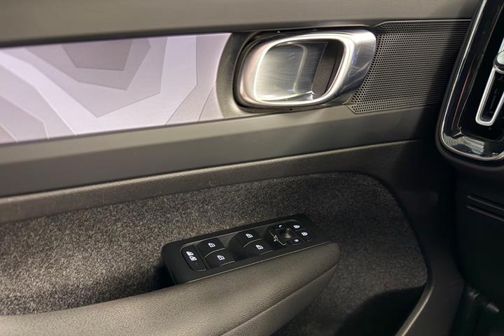 Hvid Volvo XC40 fra 2023