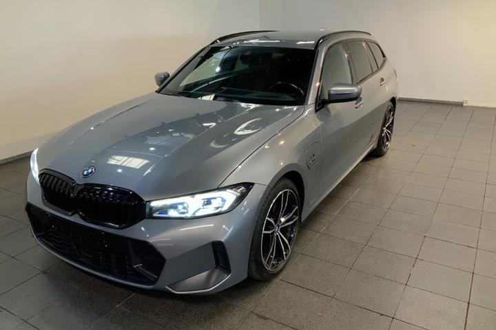 Grå BMW 330e fra 2023