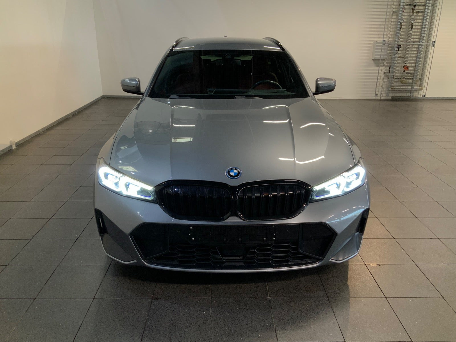 Grå BMW 330e fra 2023