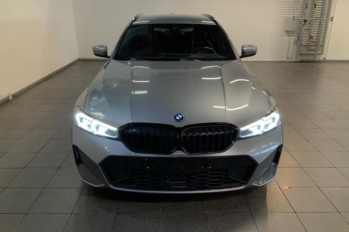 Grå BMW 330e fra 2023