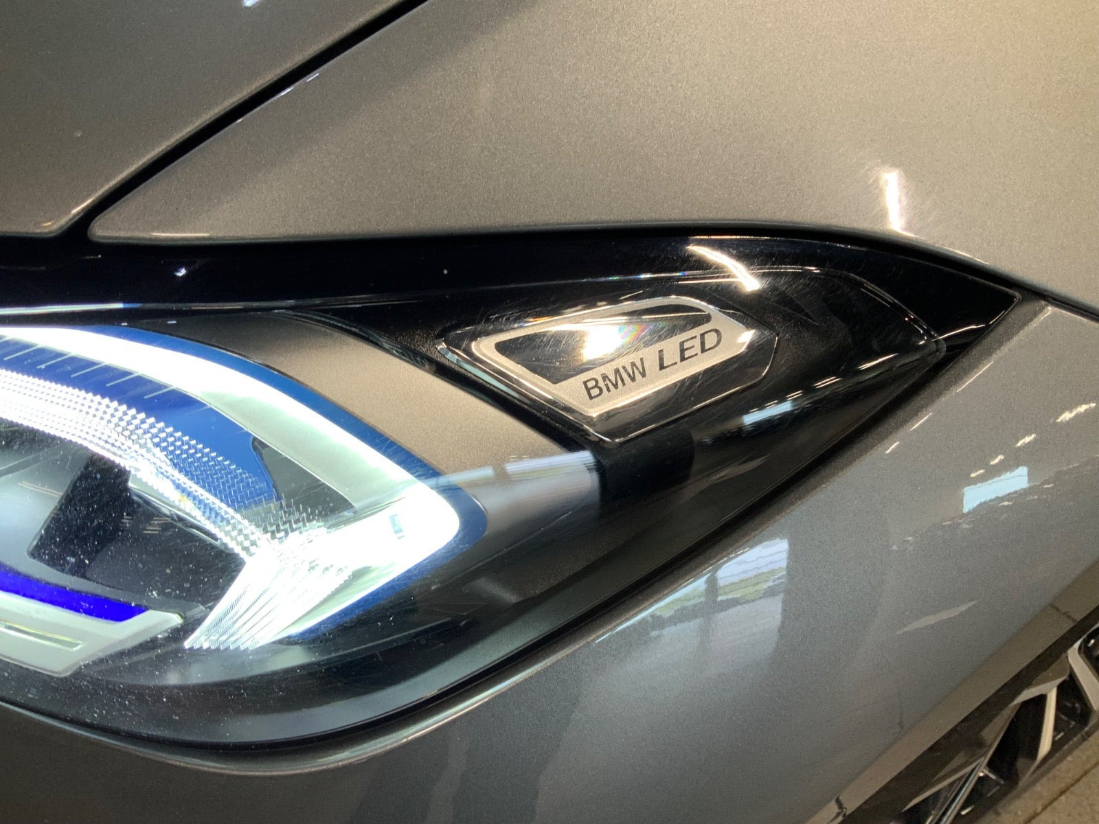 Grå BMW 330e fra 2023