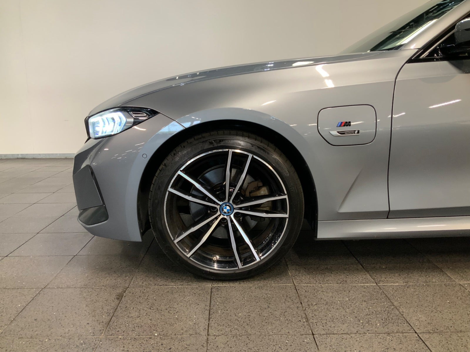 Grå BMW 330e fra 2023