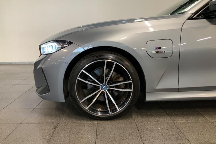Grå BMW 330e fra 2023