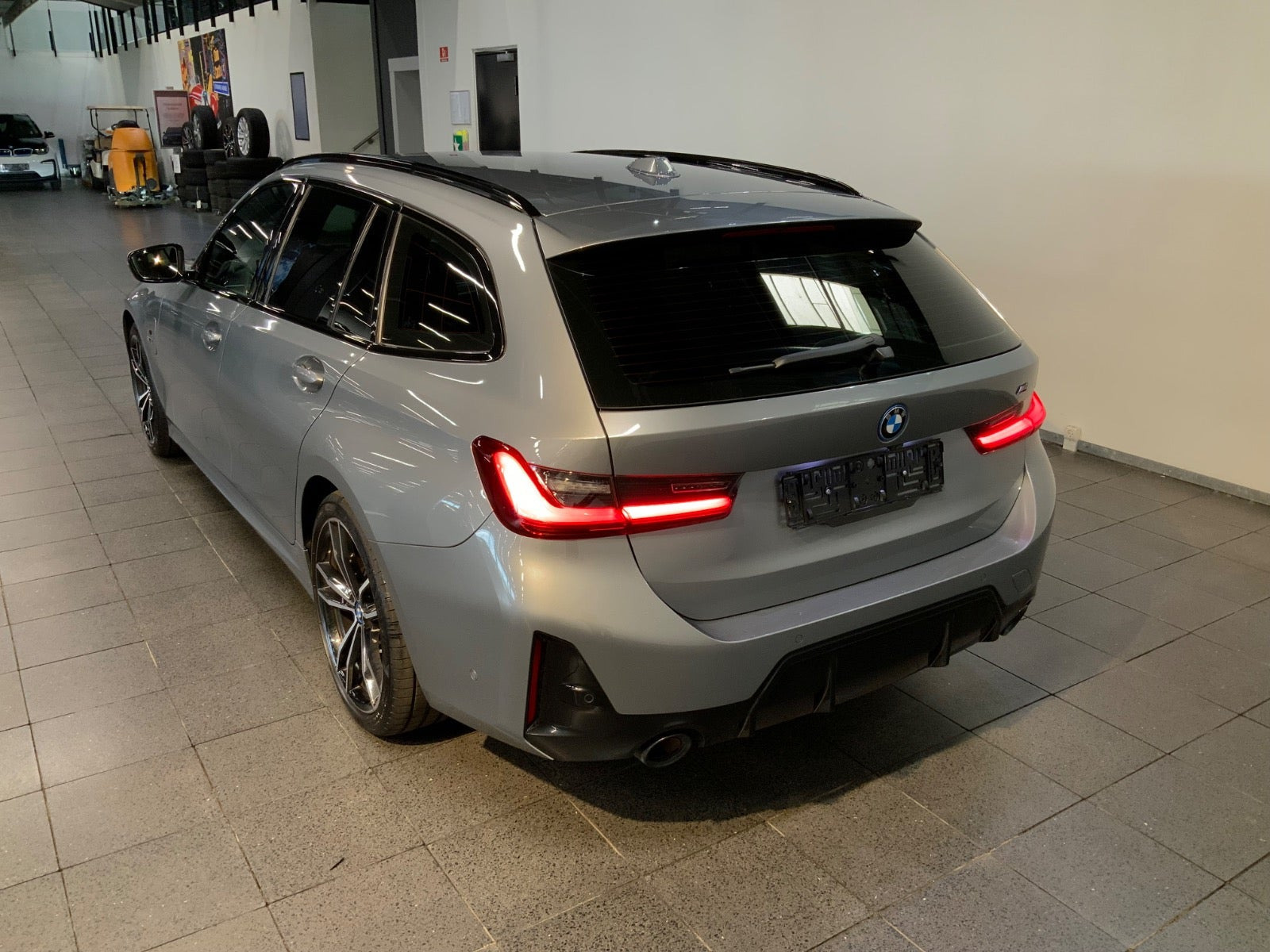 Grå BMW 330e fra 2023
