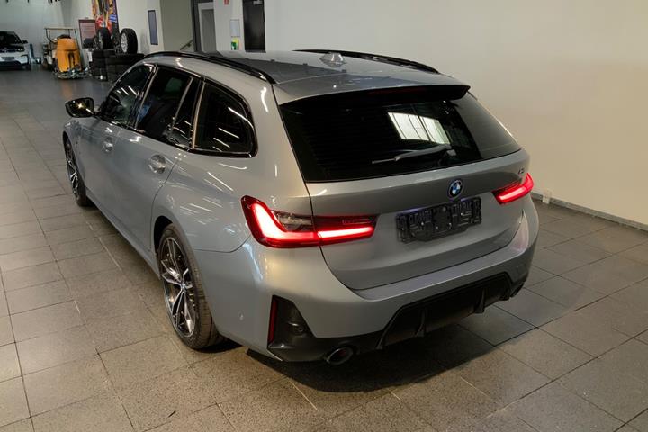 Grå BMW 330e fra 2023