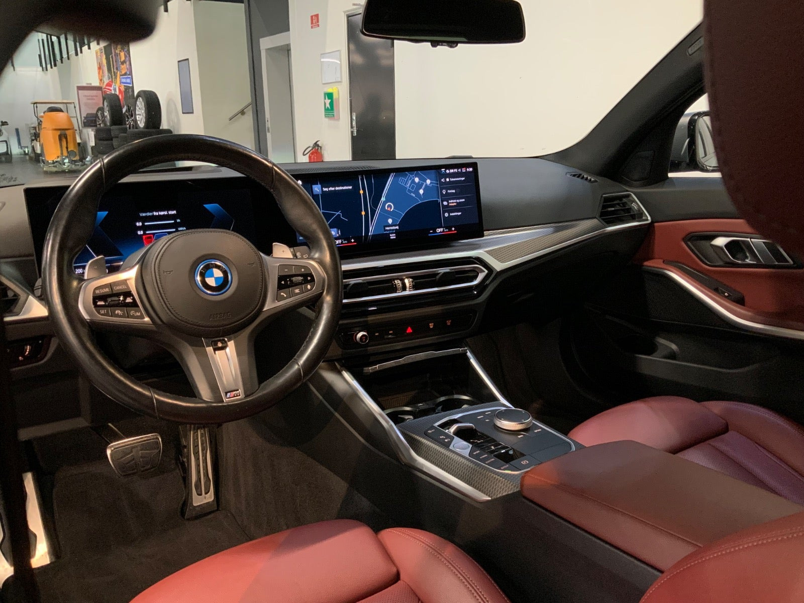 Grå BMW 330e fra 2023