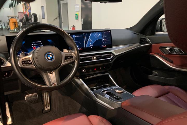 Grå BMW 330e fra 2023