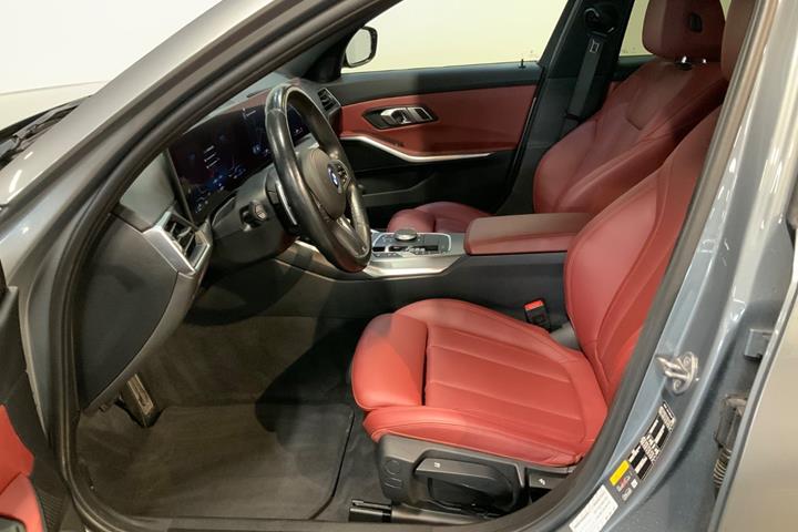 Grå BMW 330e fra 2023