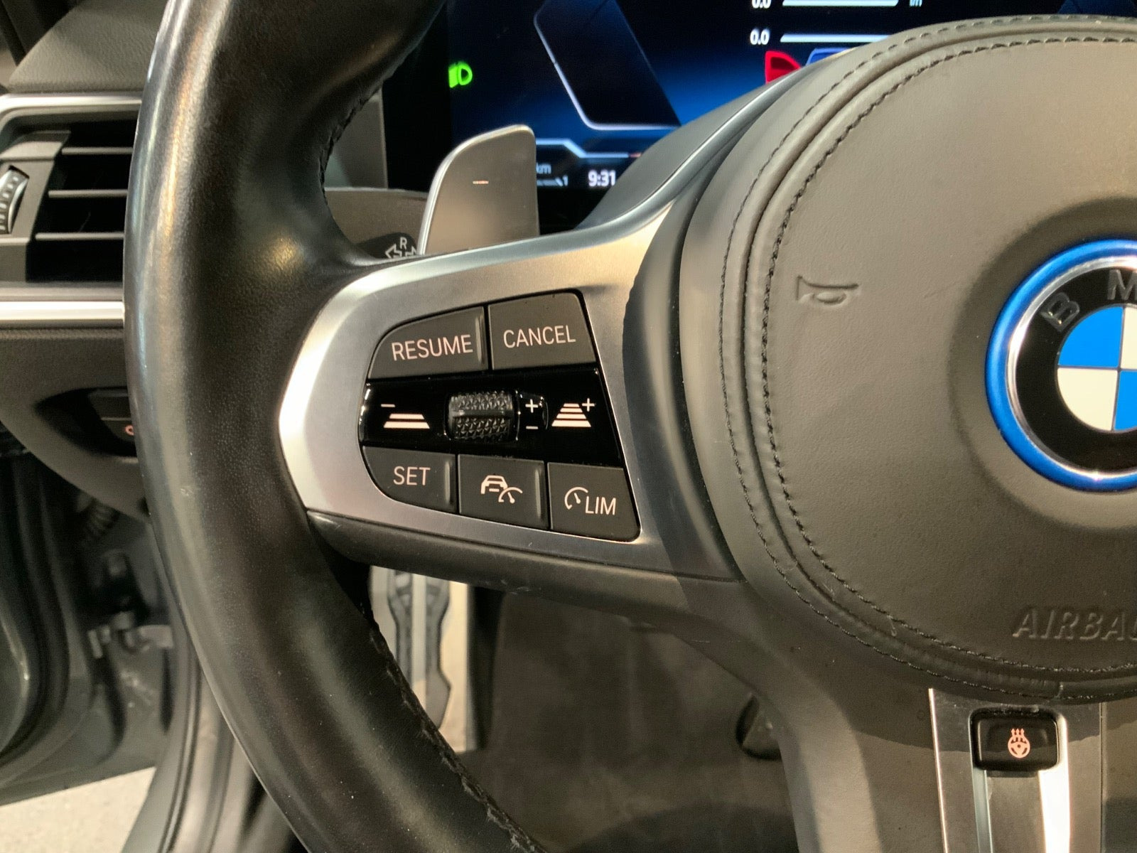 Grå BMW 330e fra 2023