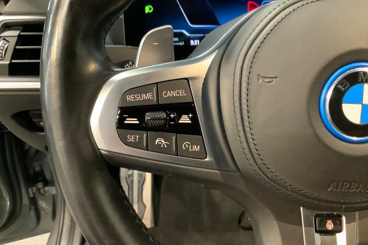 Grå BMW 330e fra 2023