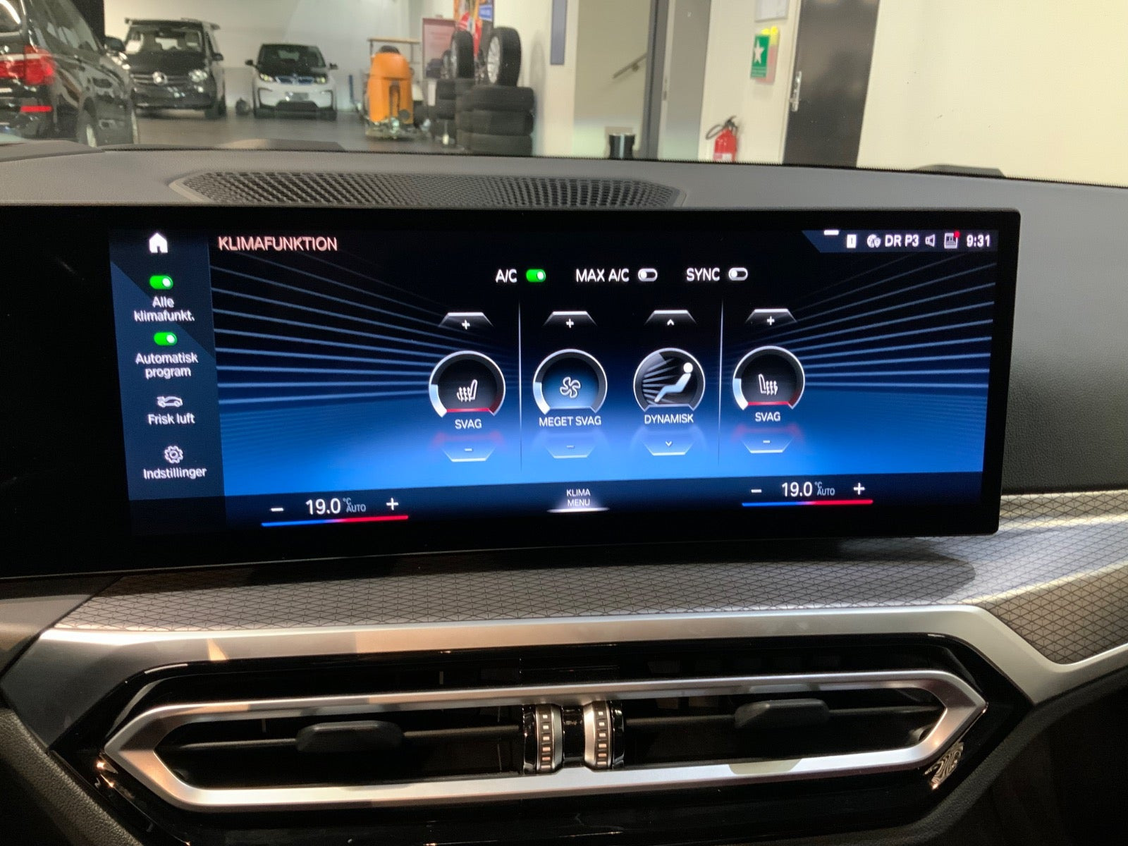 Grå BMW 330e fra 2023