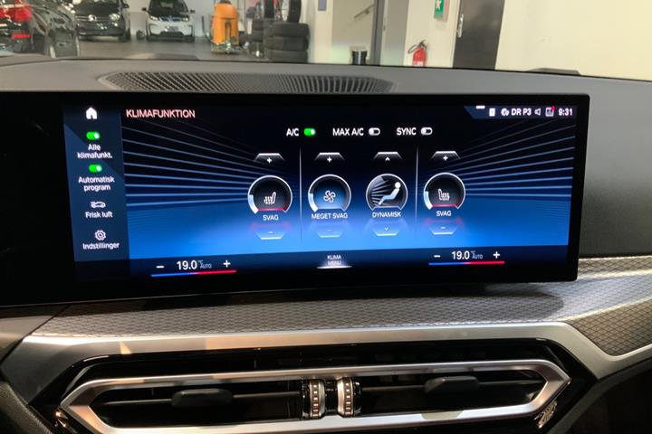Grå BMW 330e fra 2023