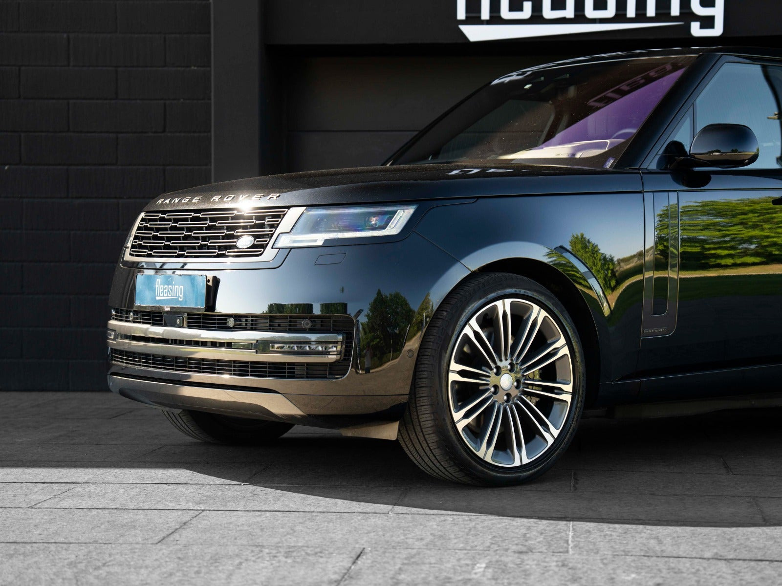 Sort Land Rover Range Rover fra 2023