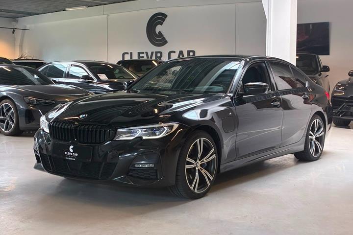 Sort BMW 330e fra 2020