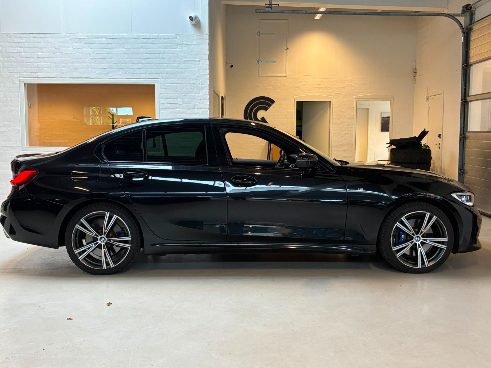Sort BMW 330e fra 2020