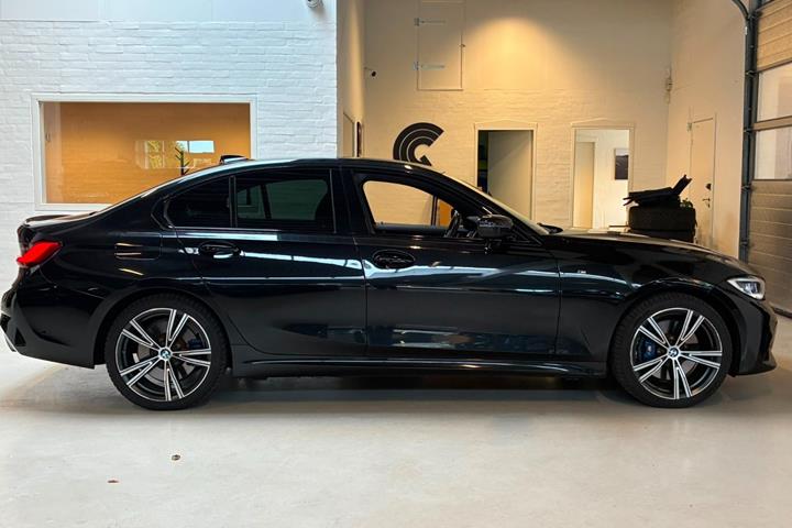 Sort BMW 330e fra 2020