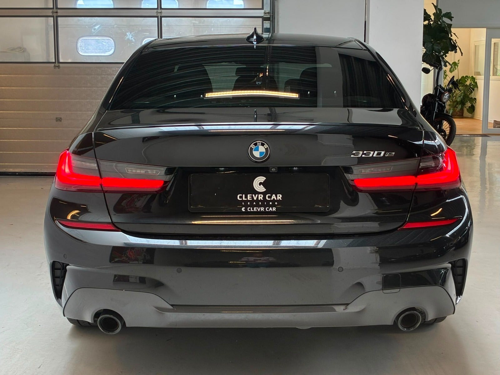 Sort BMW 330e fra 2020