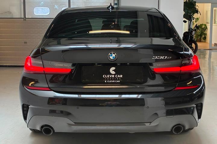 Sort BMW 330e fra 2020