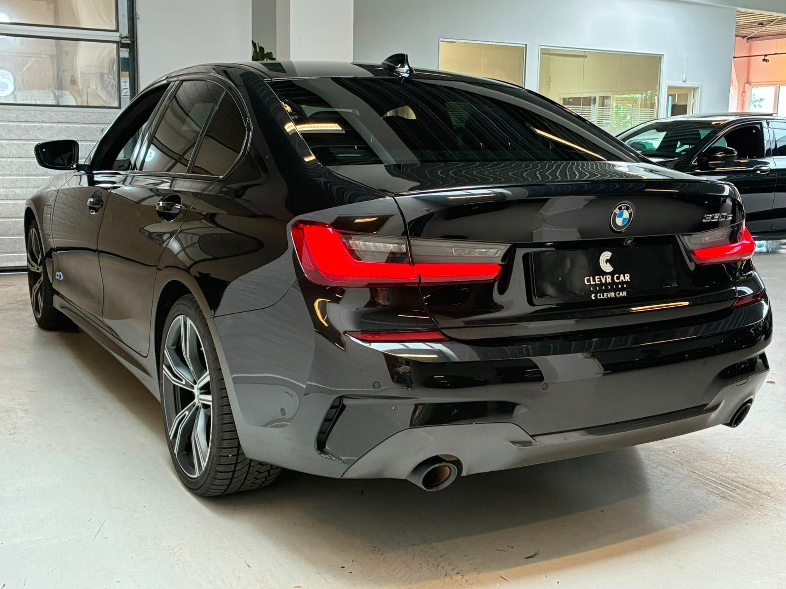 Sort BMW 330e fra 2020