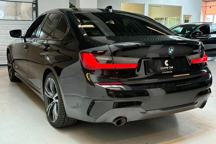 Sort BMW 330e fra 2020