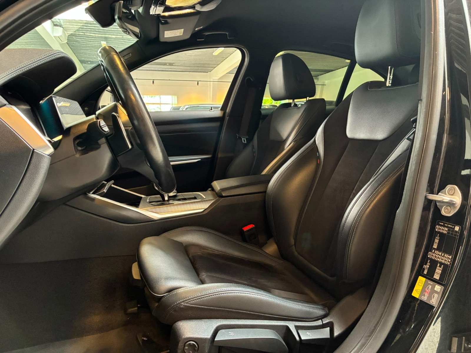 Sort BMW 330e fra 2020