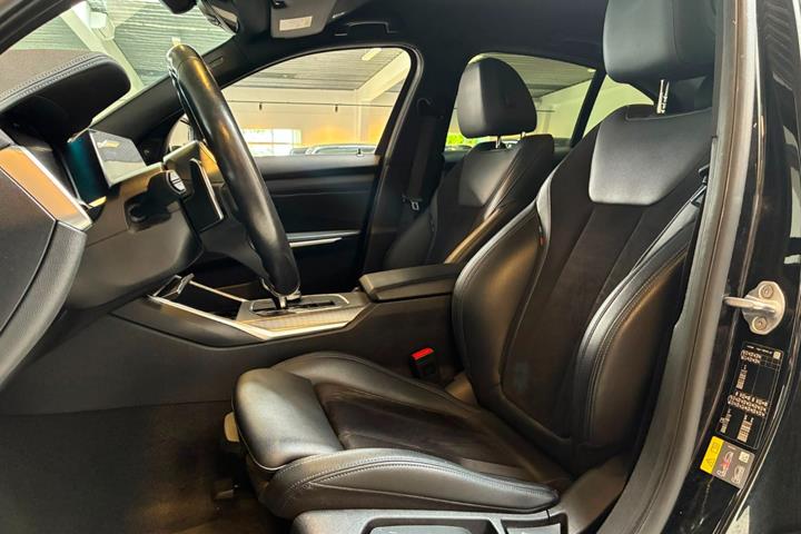 Sort BMW 330e fra 2020