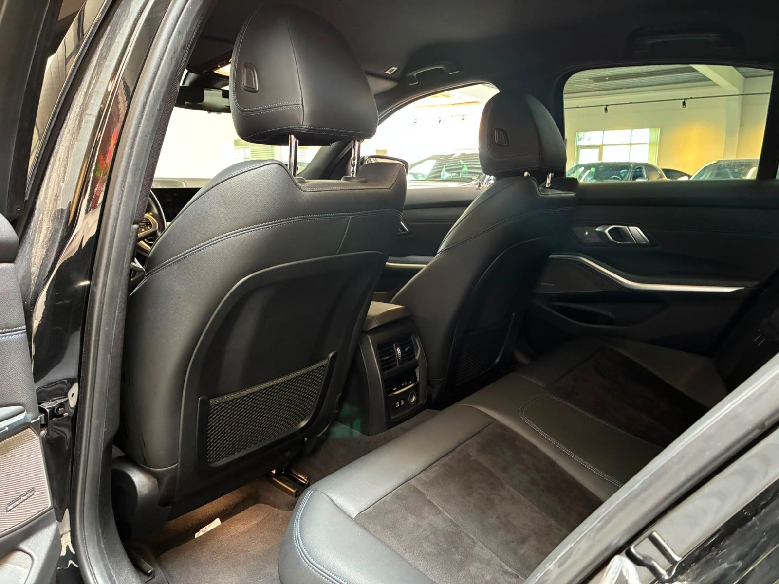Sort BMW 330e fra 2020