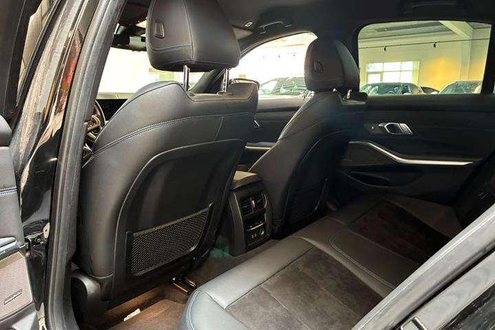 Sort BMW 330e fra 2020