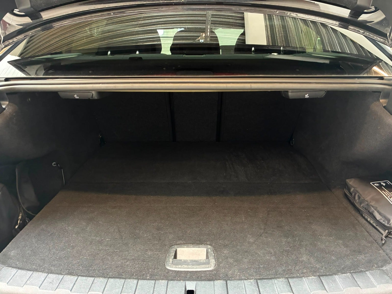 Sort BMW 330e fra 2020
