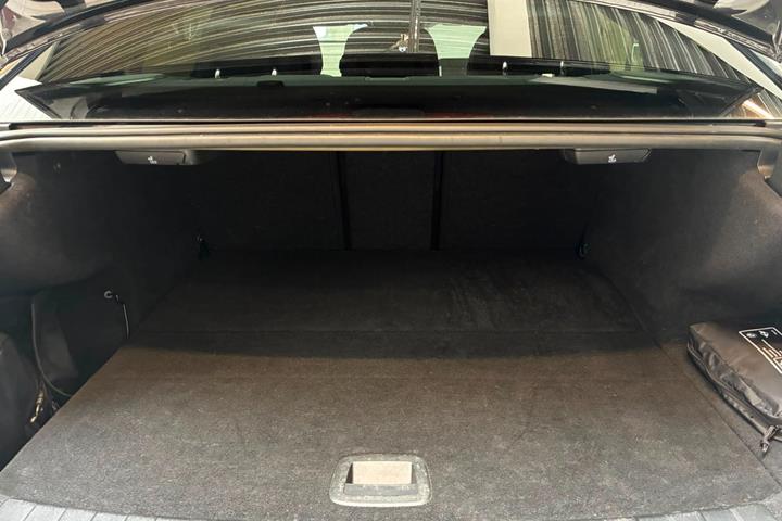 Sort BMW 330e fra 2020