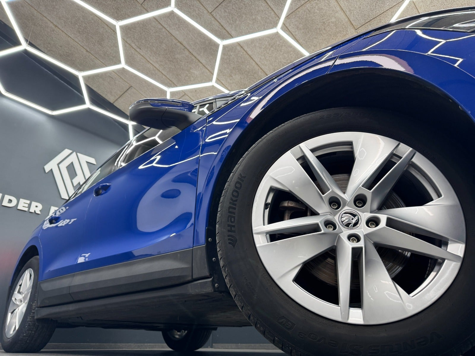 Blå Skoda Enyaq fra 2023
