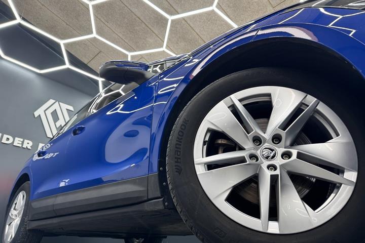 Blå Skoda Enyaq fra 2023