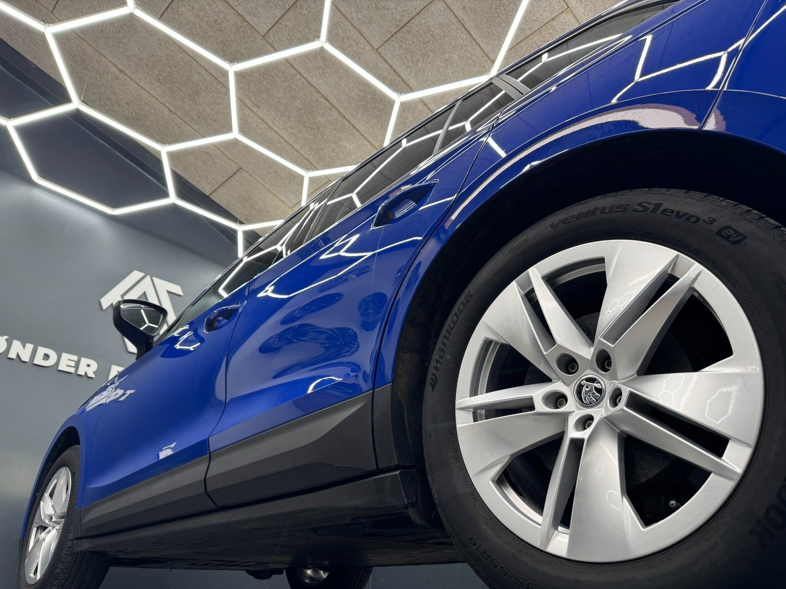 Blå Skoda Enyaq fra 2023