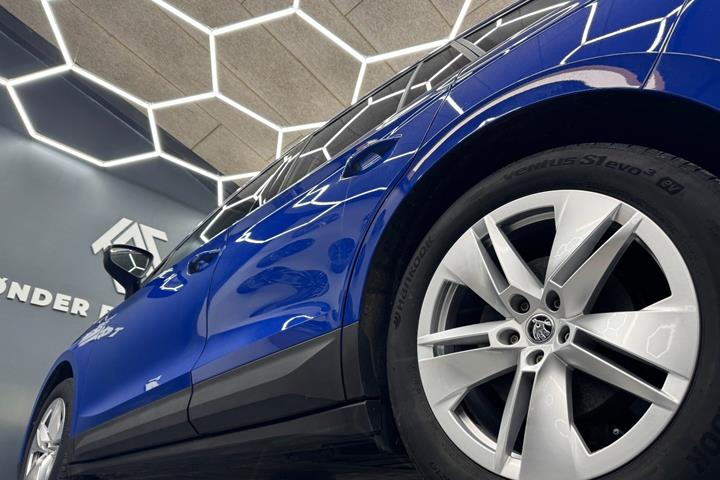 Blå Skoda Enyaq fra 2023