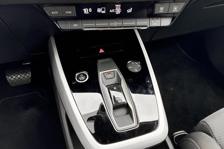 Grå Audi Q4 e-tron fra 2022