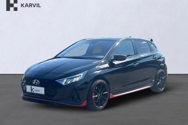 Sort Hyundai i20 fra 2023 set udefra