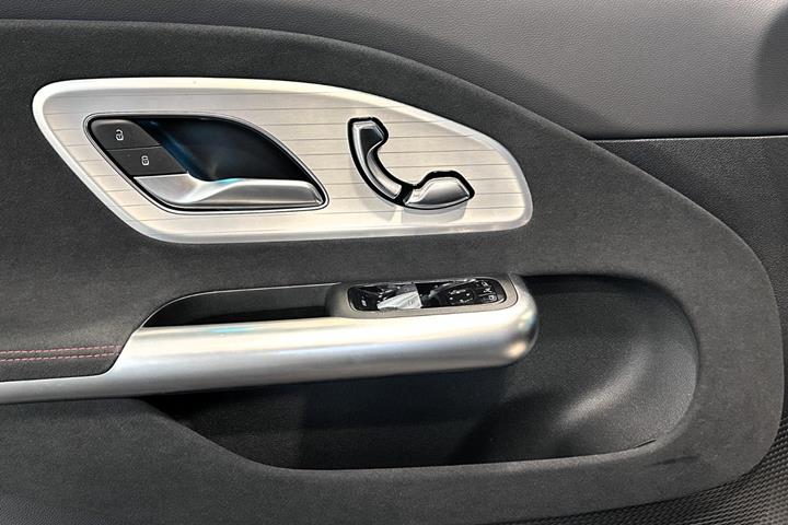 Sort Mercedes CLA250+ fra 2025