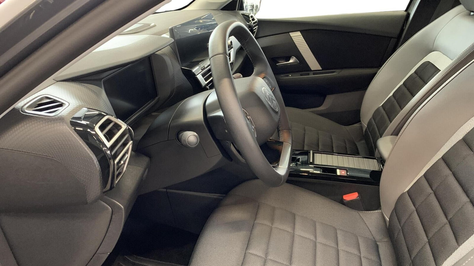 Grå Citroën ë-C4 X fra 2025