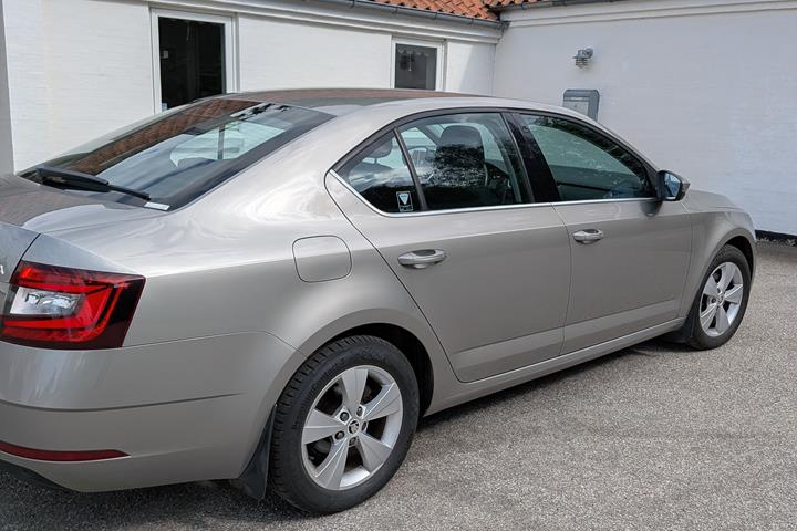 Beige Skoda Octavia fra 2017