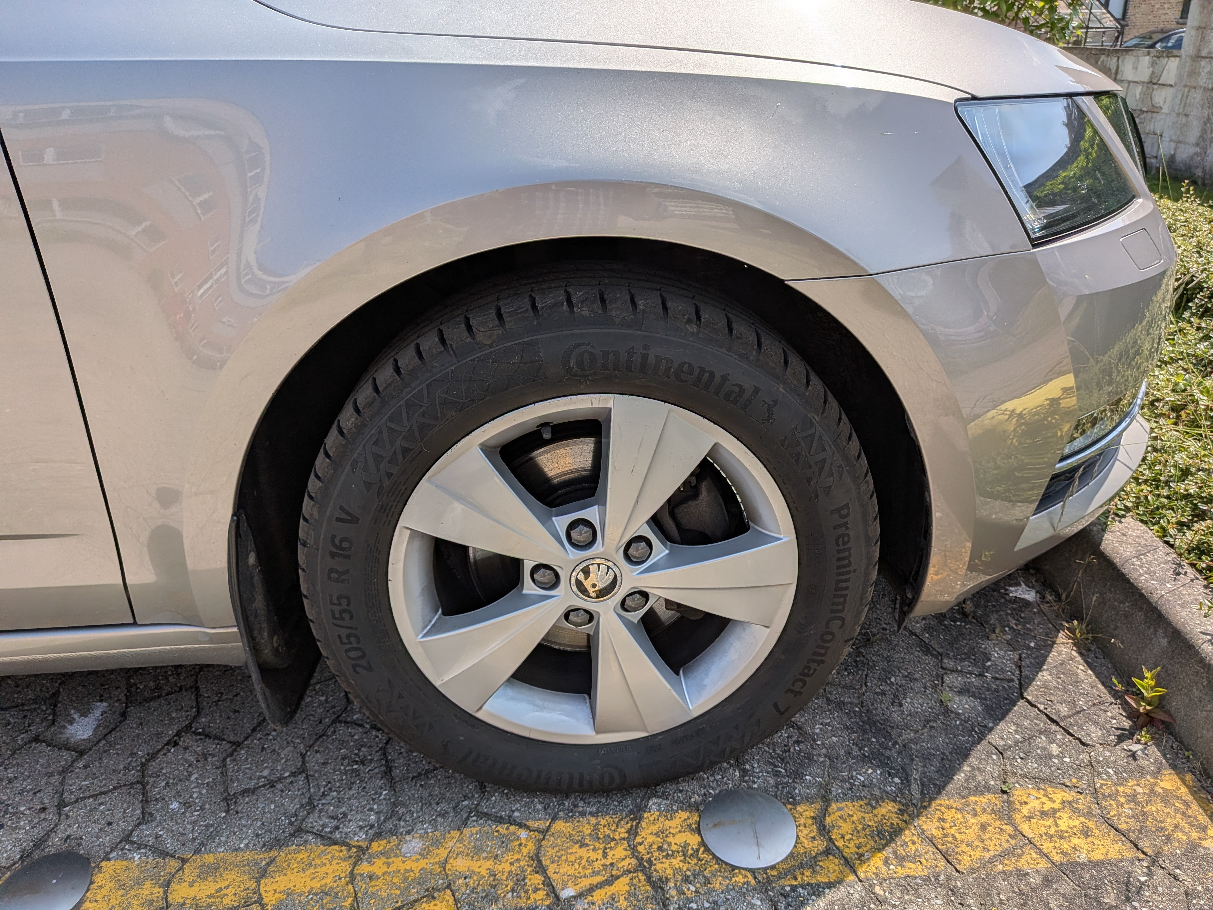 Beige Skoda Octavia fra 2017