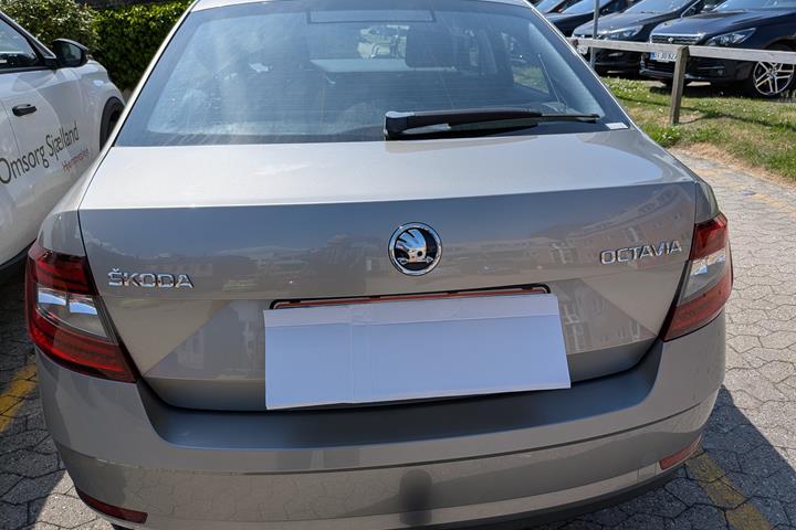 Beige Skoda Octavia fra 2017