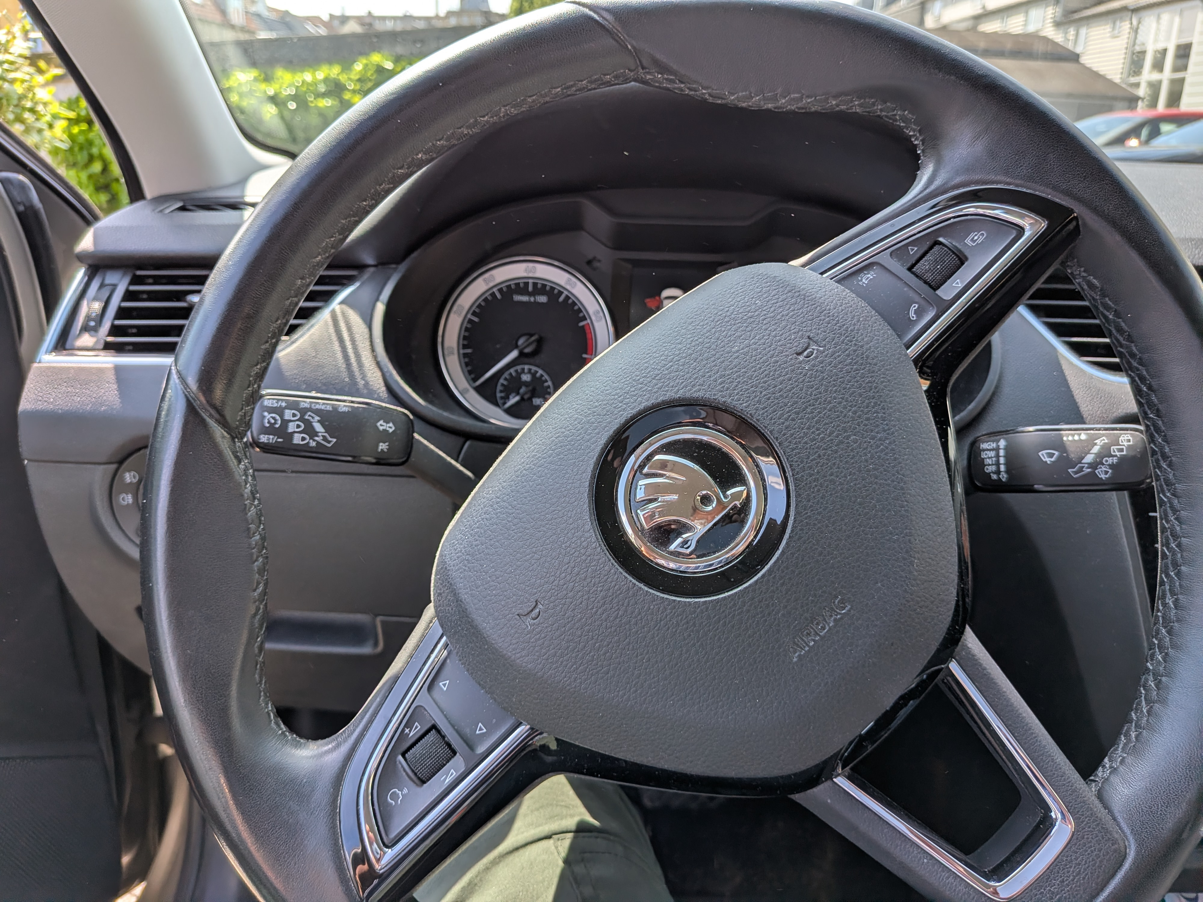 Beige Skoda Octavia fra 2017