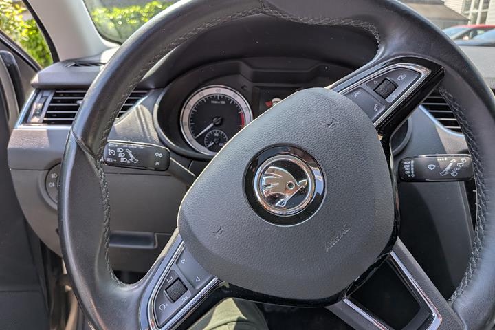 Beige Skoda Octavia fra 2017