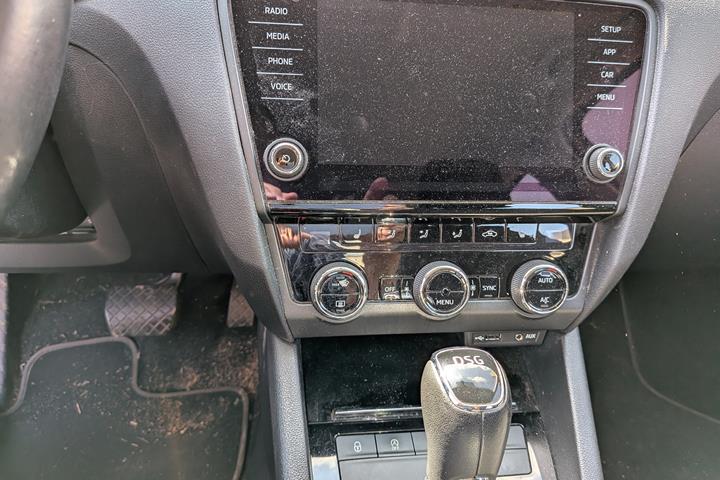 Beige Skoda Octavia fra 2017